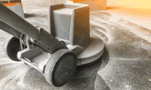 La levigatura meccanica è un metodo popolare che utilizza macchine elettriche come levigatrici orbitali o rotorbitali