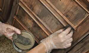 Il processo di lucidatura anticata inizia con la rimozione degli strati di vernice, smalto o cera dalla superficie dell'oggetto