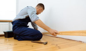In caso di danni al parquet, come graffi o macchie, è possibile riparare il danno utilizzando prodotti specifici per il parquet. Se il danno è esteso, può essere necessario sostituire il pannello danneggiato