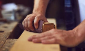 La levigatura manuale è un metodo economico e flessibile per ottenere una finitura uniforme su superfici di piccole e medie dimensioni