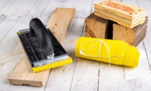 La levigatura manuale è un processo di finitura che consiste nell'utilizzo di carta abrasiva o di spugne abrasive manuali
