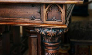 La lucidatura anticata è un processo di restauro utile per ripristinare la bellezza originale di mobili e superfici