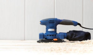 L'arrotatura manuale è una tecnica antica ma ancora molto utile per la rimozione di difetti superficiali su pavimenti in calcestruzzo o in marmo.
