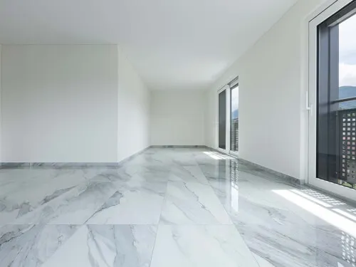 Cristallizzazione del marmo: un'immagine di una superficie di marmo cristallizzata, mostrando le venature e le sfumature di colore che rendono unico questo materiale.