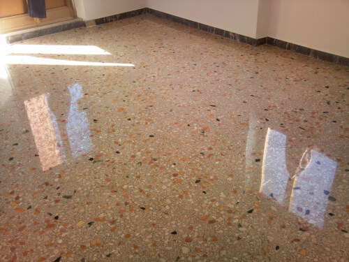 Cristallizzazione marmo a Roma: una vista ravvicinata di un pavimento in marmo cristallizzato nella capitale italiana