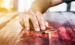 La levigatura manuale è un'arte che richiede abilità, pazienza e precisione